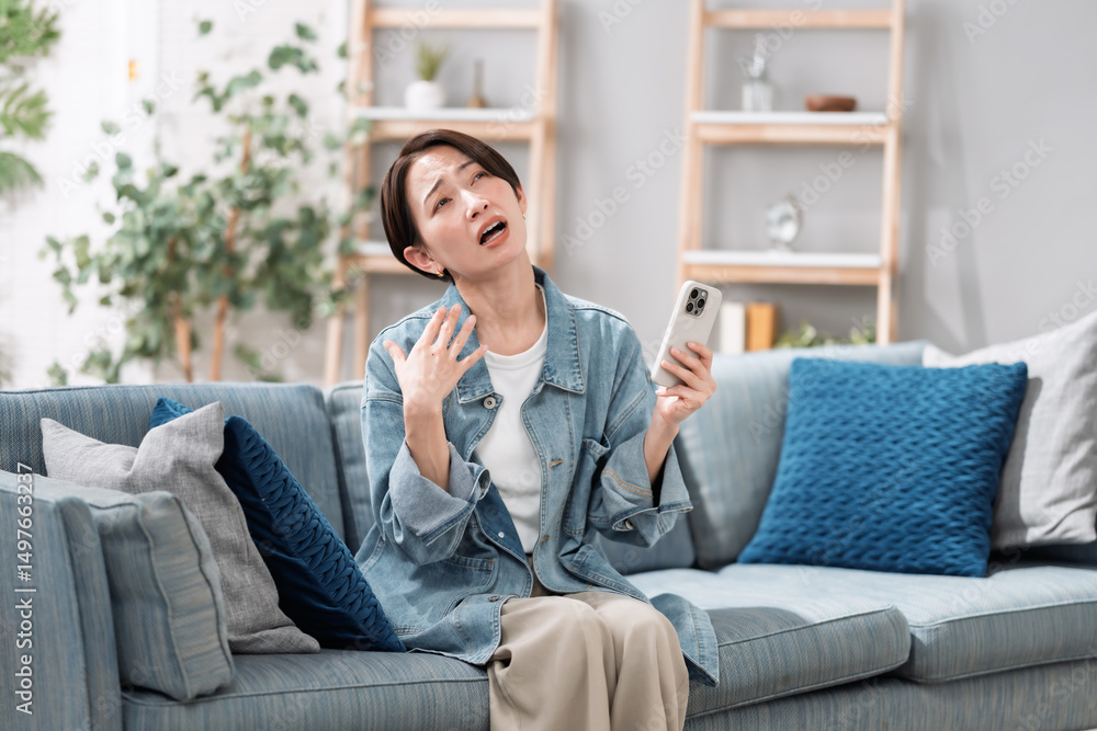暑がる女性 暑がる女性