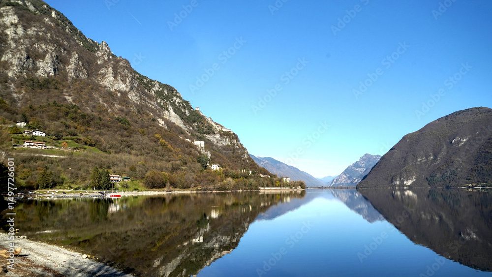 Obraz premium Panorama autunnale del lago d'Idro o Eridio è un lago di origine glaciale situato in provincia di Brescia in Lombardia al confine con il Trentino. Lombardia, Italia