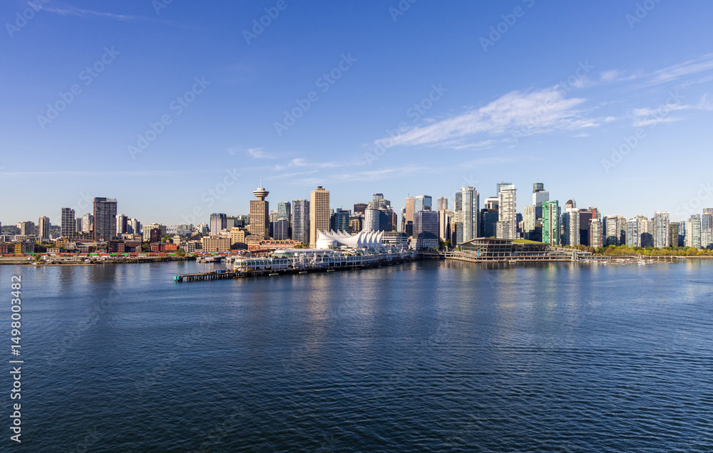 Obraz premium Panoramic View of Downtown Vancouver by Waterfront With Clear Blue Skies