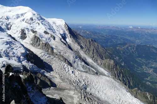 Le glacier des Bossons est un glacier situé dans les Alpes, en Haute-Savoie.