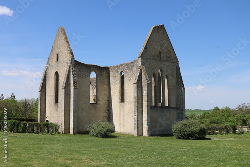 Vestiges de l'église médiévale Saint-Lubin, village de Yèvre le Châtel, département du Loiret, France