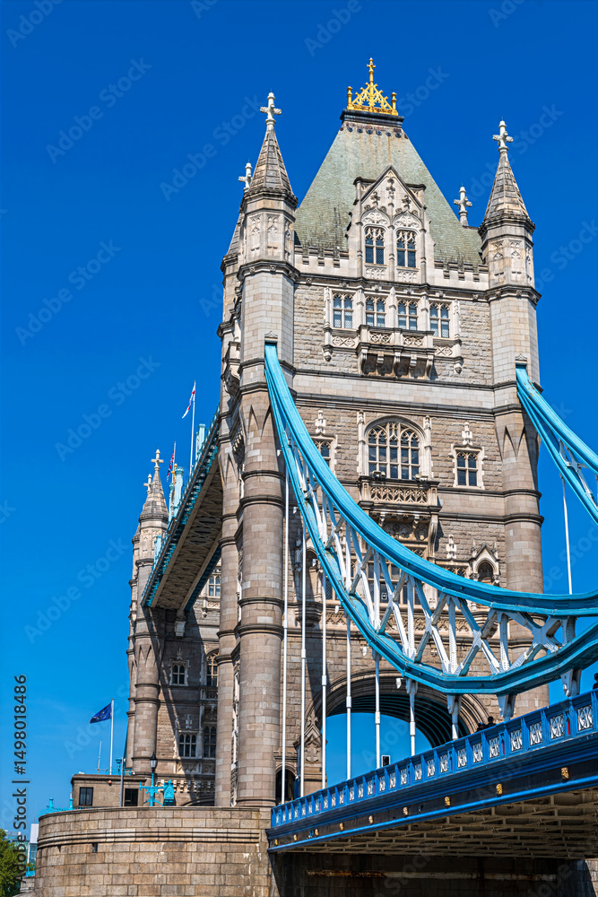 Obraz premium Tower Bridge in London on a warm sunny spring day.