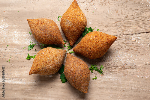 Quibe frito, comida tradicional árabe em fundo branco