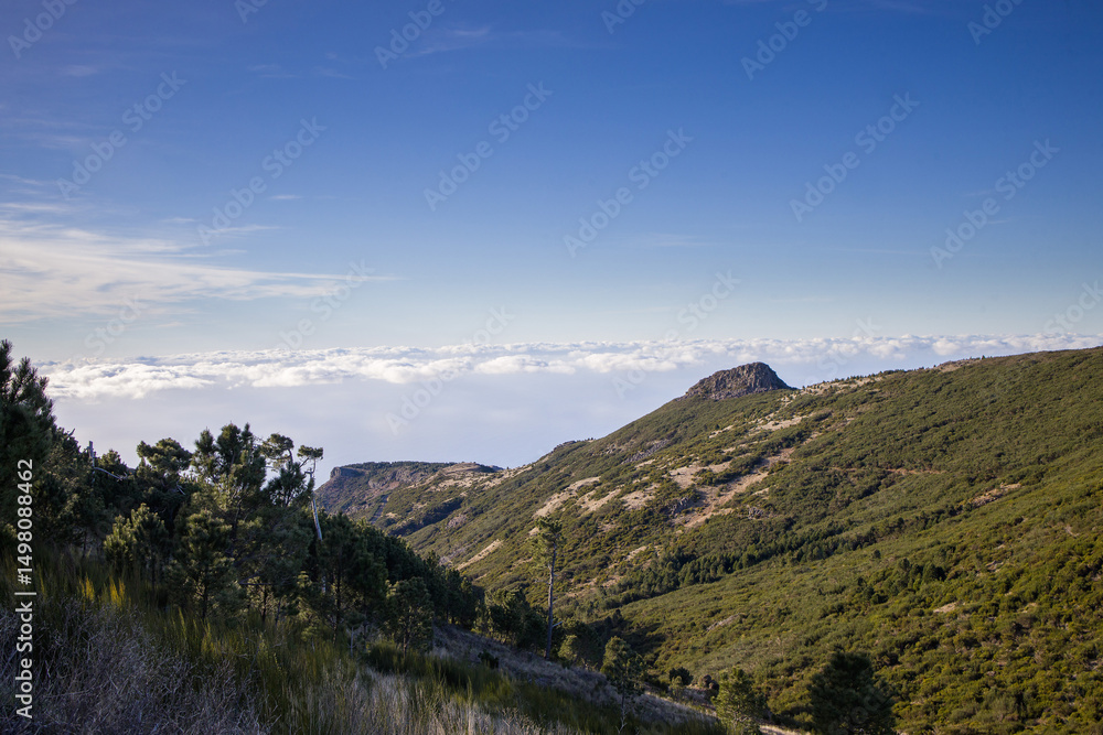 Obraz premium Breathtaking landscape view of Madeira mountains above the clouds during a clear day