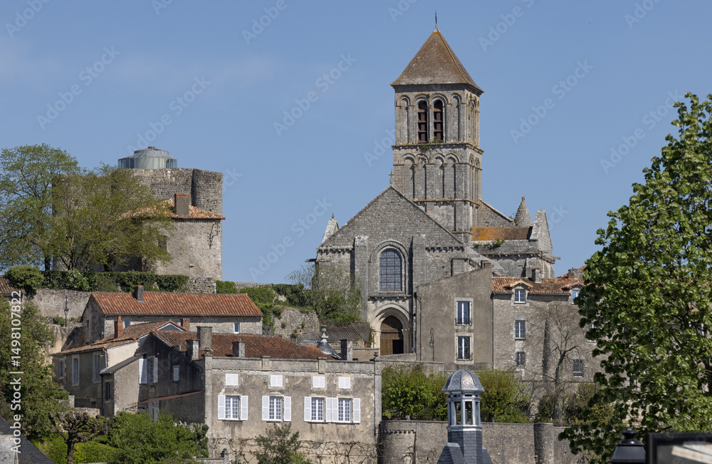 Obraz premium La Cité médiévale à Chauvigny en France