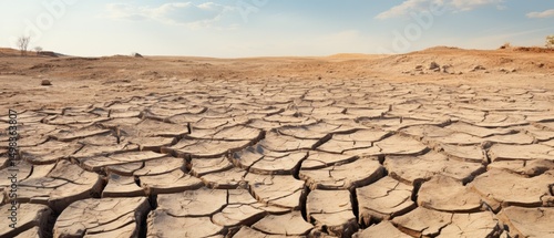 干ばつでひび割れた大地の広大なパノラマ