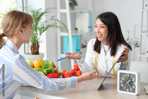 Female Asian nutritionist w...