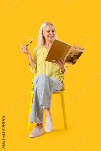 Mature woman with sunglasse...