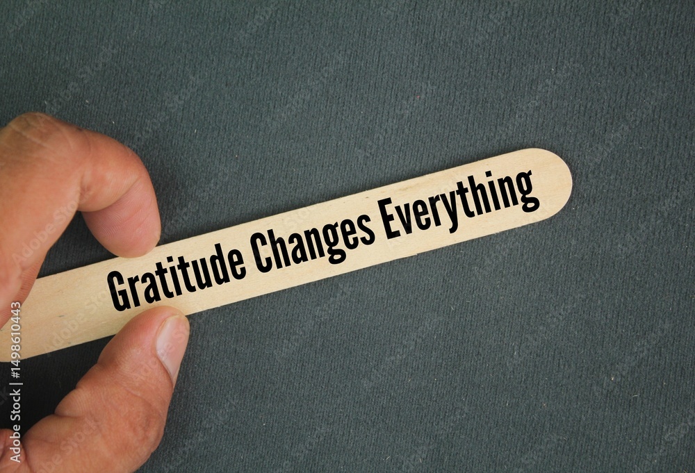Obraz premium Wood with inspirational and self-motivation words Gratitude Changes Everything. concept for success