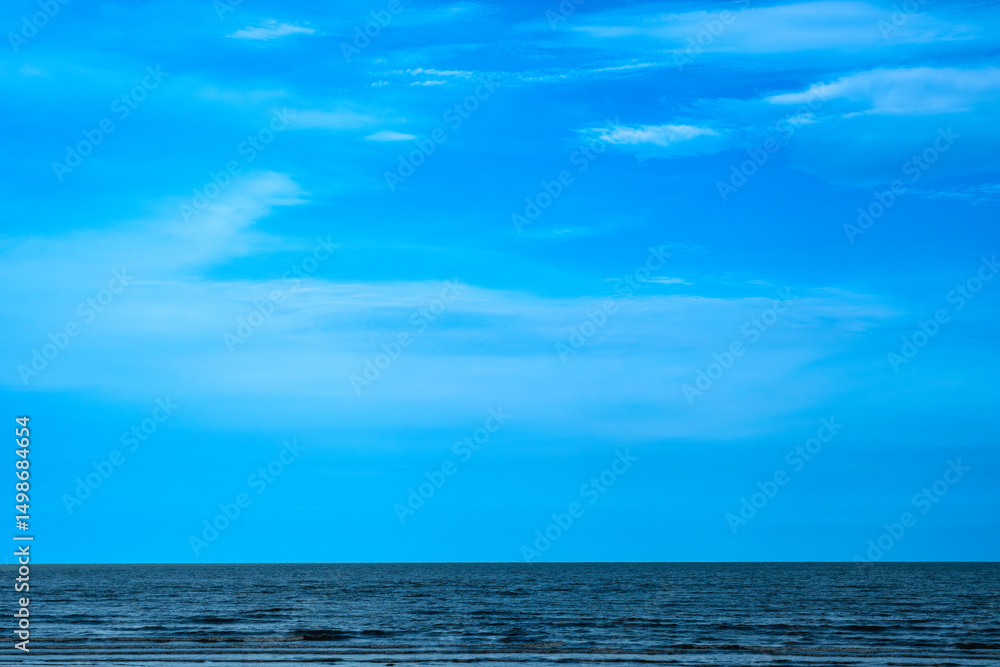 Obraz premium Nature of the ocean and blue sky Summer with sunshine, sandy beaches, clear blue waters sparkling against the blue sky. on an island with good ecology and environment Background for summer vacation