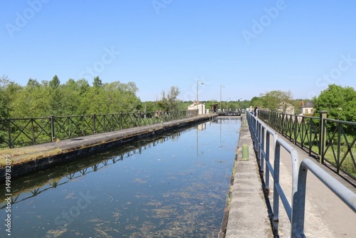 Wallpaper Mural Le pont canal du Guétin sur le fleuve Allier, village de Cuffy, département du Cher, France Torontodigital.ca
