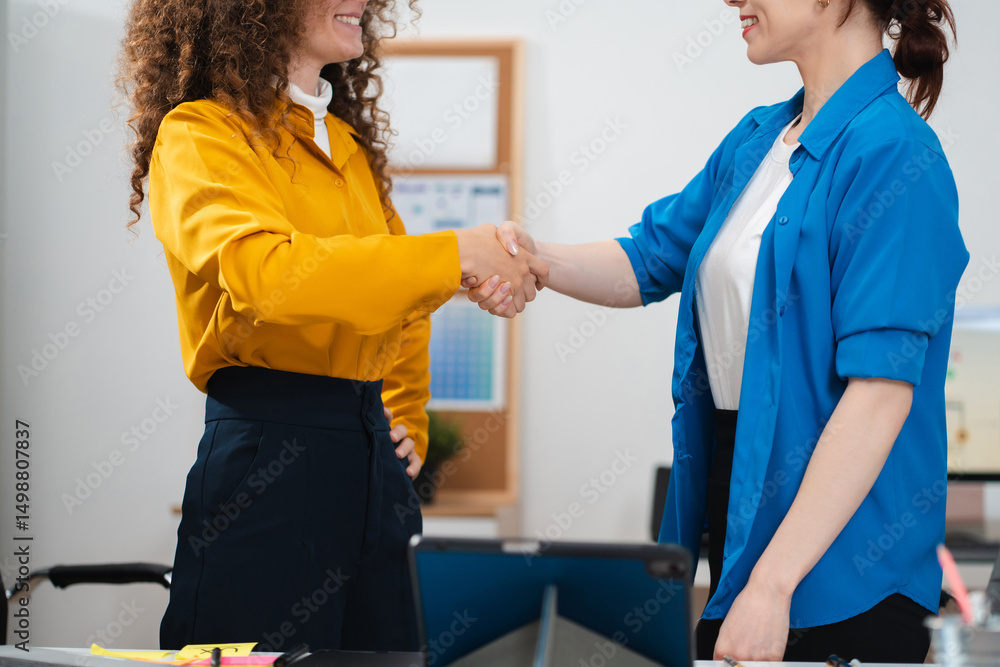 Obraz premium Successful web designers excellent teamwork and success at the office.