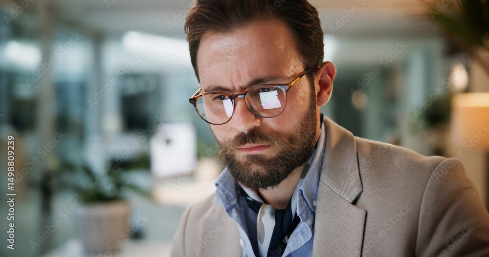 Obraz premium Man, glasses and reading on tablet in office for research, financial feedback or audit deadline at night. person, reflection and online for finance report, information and risk management of overtime