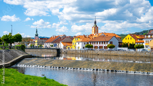 Foto The Otava River flows gently through Susice, showcasing quaint buildings with vibrant colors