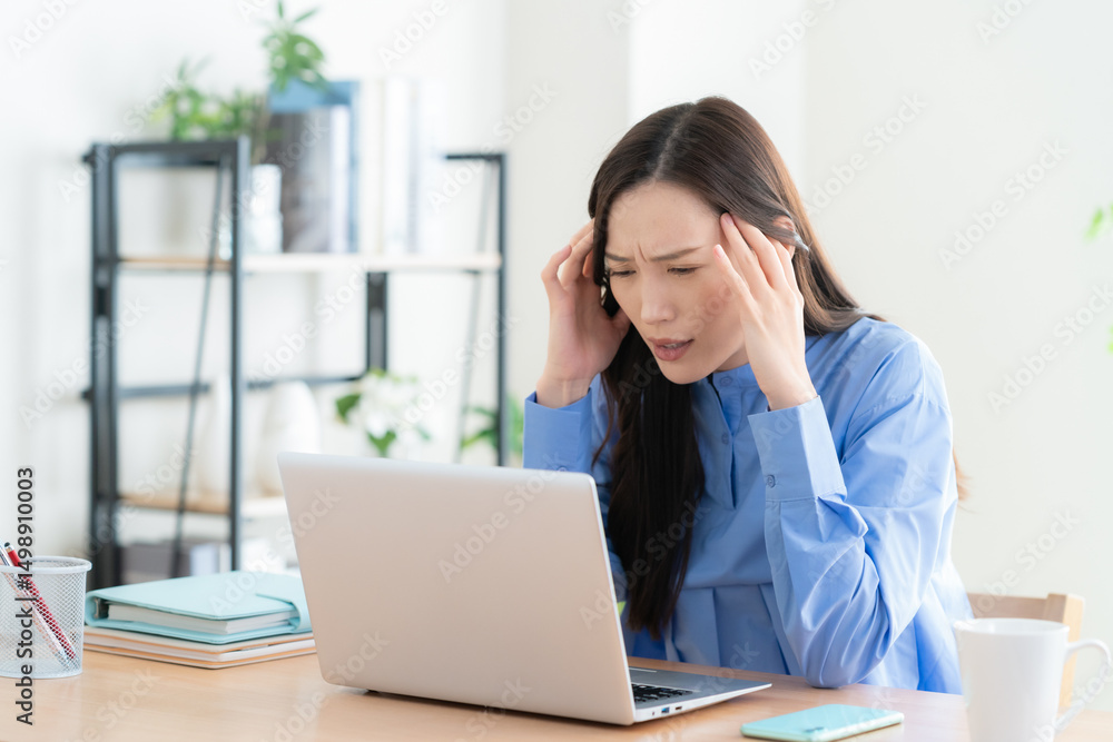 テレワークをする若い女性 テレワークをする若い女性