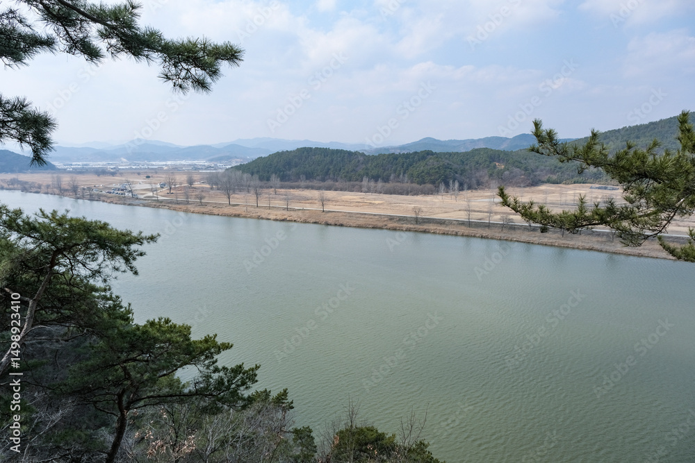 Fototapeta premium 世界遺産の扶蘇山城から眺める白馬江