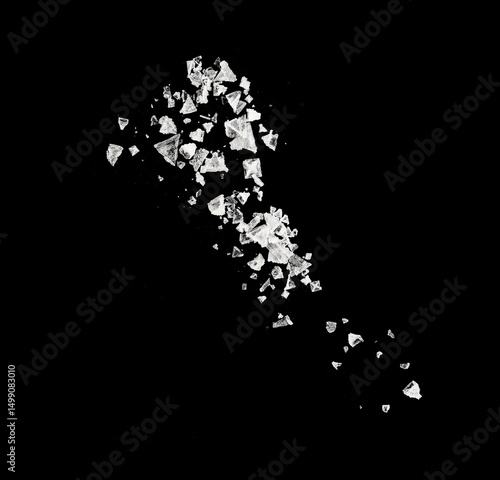 Foto Close-up of falling salt crystals isolated on black as texture