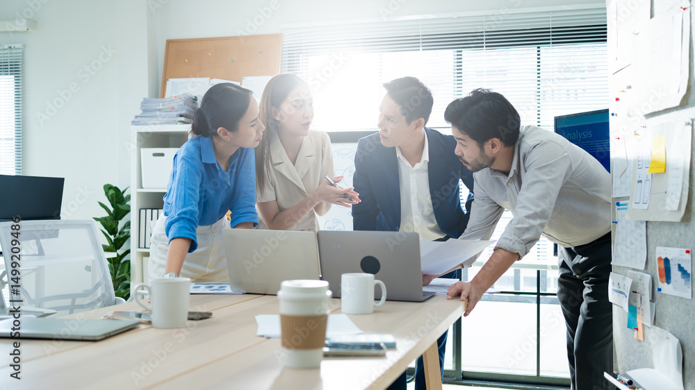 Obraz premium Group of young asian business peopla brainstorming at a meeting starting a new business in modern office.planning,strategy,new business development,ideas,working with new startup project concept