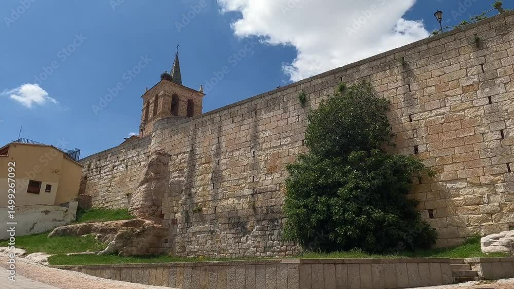 Calle en el barrio antiguo de Zamora con alto muro de piedra y el campanario de la iglesia de san Cipriano, España Calle en el barrio antiguo de Zamora con alto muro de piedra y el campanario de la iglesia de san Cipriano, España