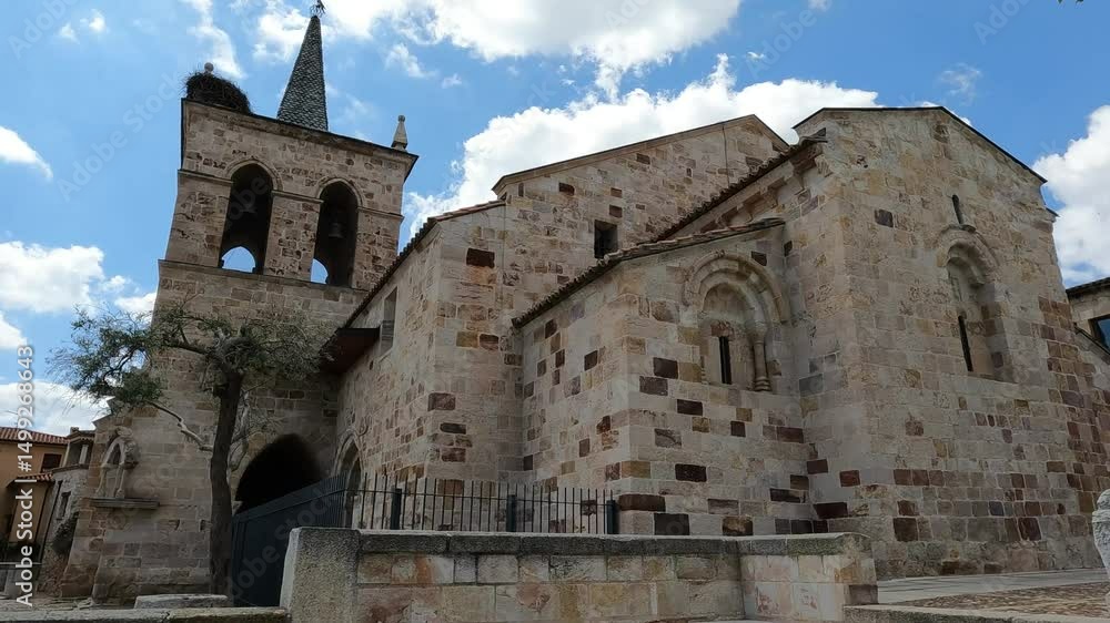 Iglesia románica del siglo XI de san Cipriano en la ciudad de Zamora, España Iglesia románica del siglo XI de san Cipriano en la ciudad de Zamora, España