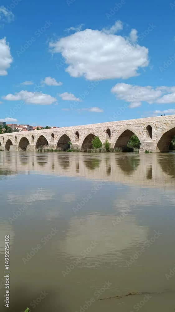 Video vertical puente de piedra medieval siglo XIII sobre el río Duero y ciudad de Zamora, España Video vertical puente de piedra medieval siglo XIII sobre el río Duero y ciudad de Zamora, España