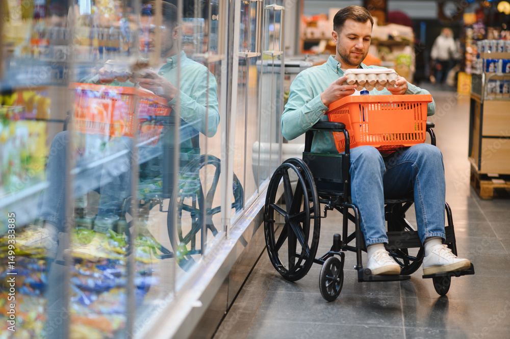 Obraz premium Customer using wheelchair buying groceries in supermarket