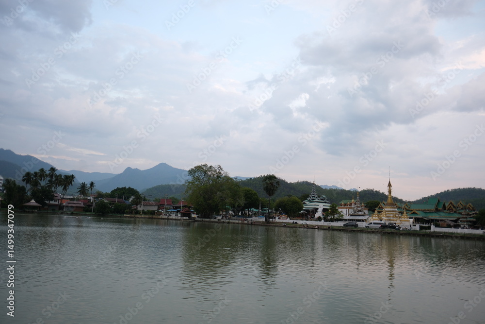 Fototapeta premium A lake with a town in the background