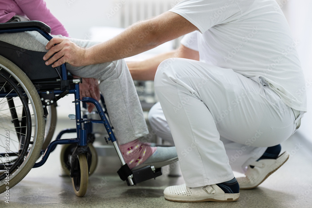 Obraz premium Senior Physical Therapy Session.Senior woman doing physical exercises with the help of a smiling therapist. Concept of elderly rehabilitation and movement recovery.