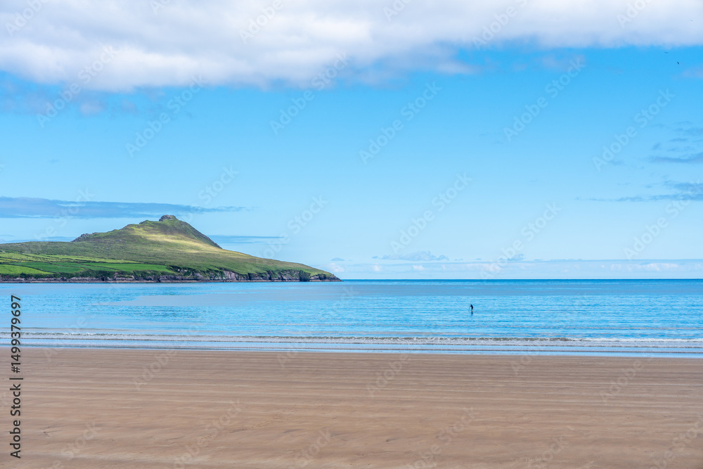 Fototapeta premium Weitläufiger Sandstrand mit grünen Dünen und blauem Meer Beal Ban 
