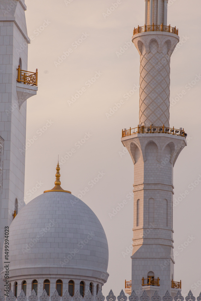 Obraz premium Abu Dhabi, April 27, 2025: Sheikh Zayed Mosque view during sunset
