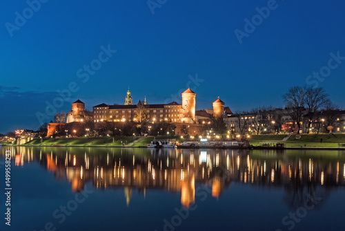 фотографія Die historische Wawelburg spiegelt sich zur blauen Stunde im Wasser des Flusses