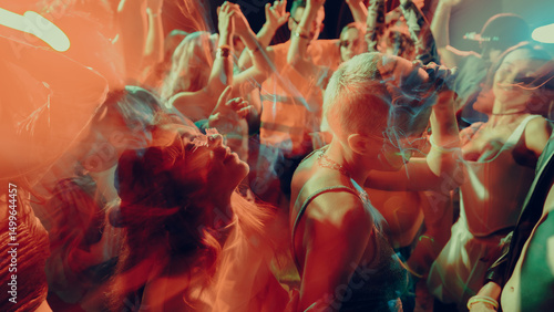 Foto Blurred image of dancing crowd at a vibrant, colorful nightclub party, in a dimly lit, smoke-filled club with vibrant red and orange lighting