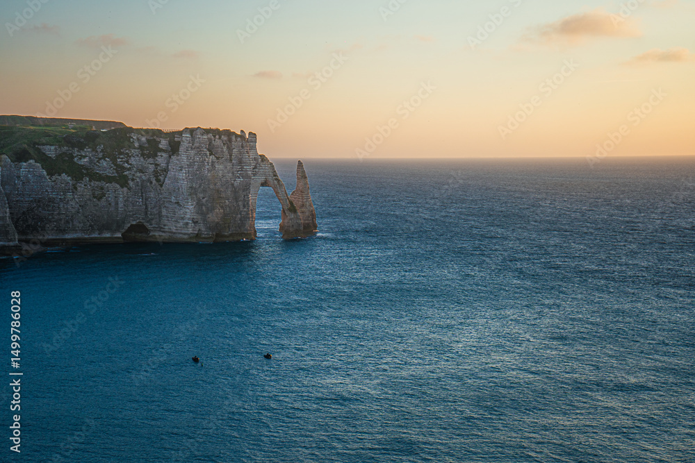 Zachód słońca nad Kanałem La Manche w Etretat, Normandia we Francji. Białe klify z wapienia i kamieniste plaże. Zachód słońca nad Kanałem La Manche w Etretat, Normandia we Francji. Białe klify z wapienia i kamieniste plaże.