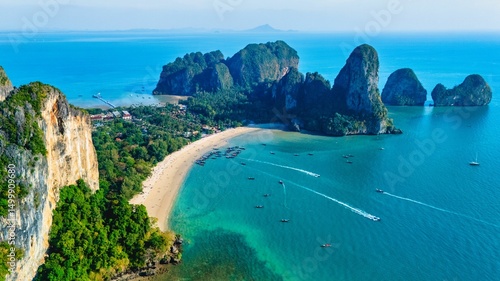 Foto Railay Beach in Krabi Thailand showcases breathtaking limestone cliffs and vibrant waters under a clear sky