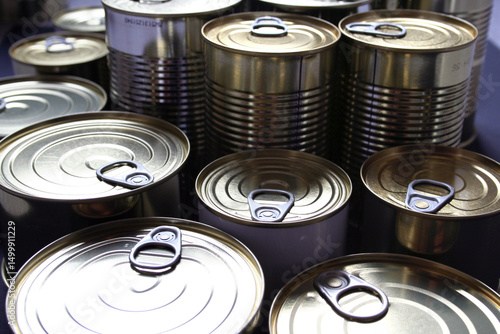 Viele Konservendosen in verschiedenen Größen