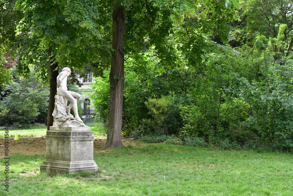 Obraz premium Parc Monceau en été à Paris. France