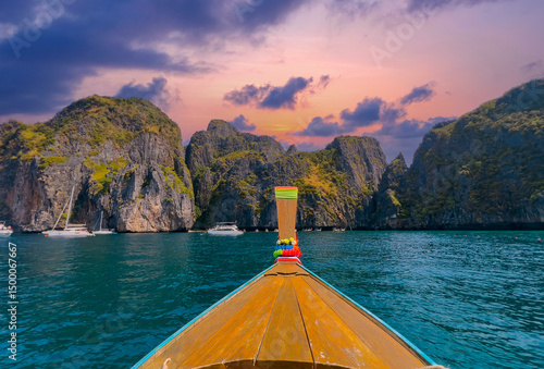 Foto Travel concept, Phi Phi island maya bay beach in Thailand at sunset from traditi
