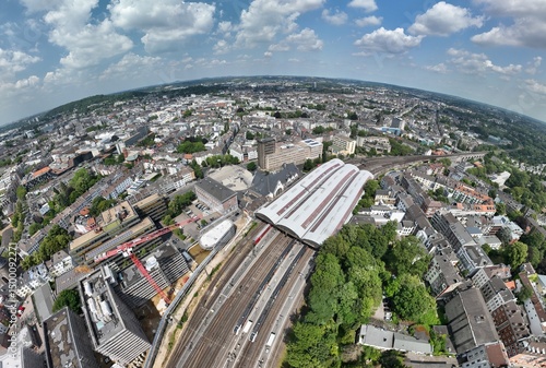 Panoramaluftbild von Aachen mit Burtscheider Brücke, Hauptbahnhof, Zentrum, Marschiertor und St. Johann an einem sonnigen, leicht bewölkten Tag. Historische Stadtlandschaft aus der Luft