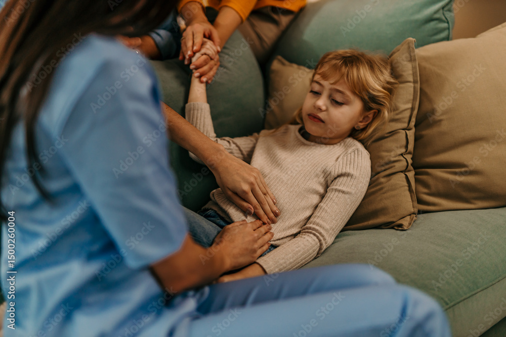 Ταπετσαρία Pediatrician examining little girl's abdomen at home: doctor performing palpatio