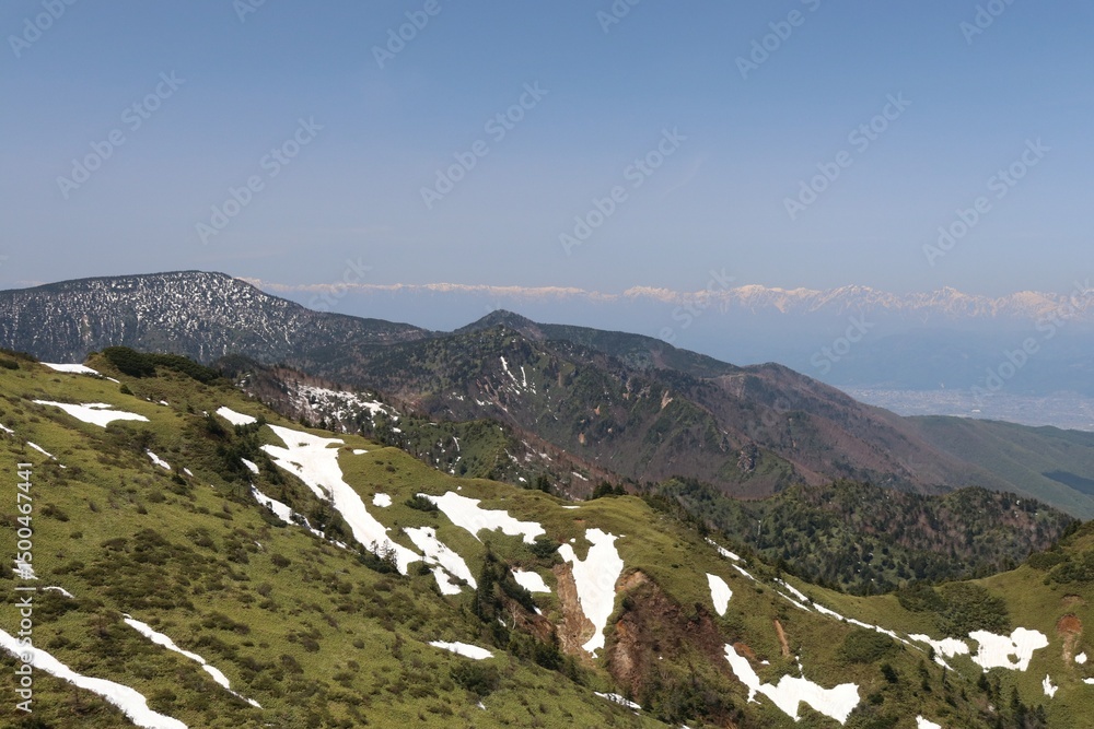 Fototapeta premium 高原を走る志賀草津道路（国道292号）からの風景。北アルプスを望む。