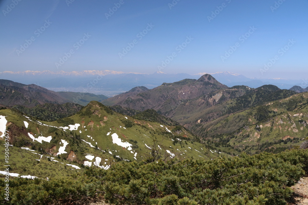 Obraz premium 高原を走る志賀草津道路（国道292号）からの風景。北アルプスを望む。