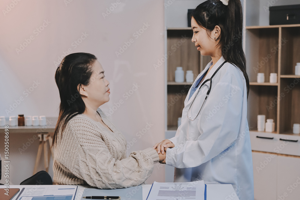 Obraz premium Medicine doctor hand reassuring her female patient