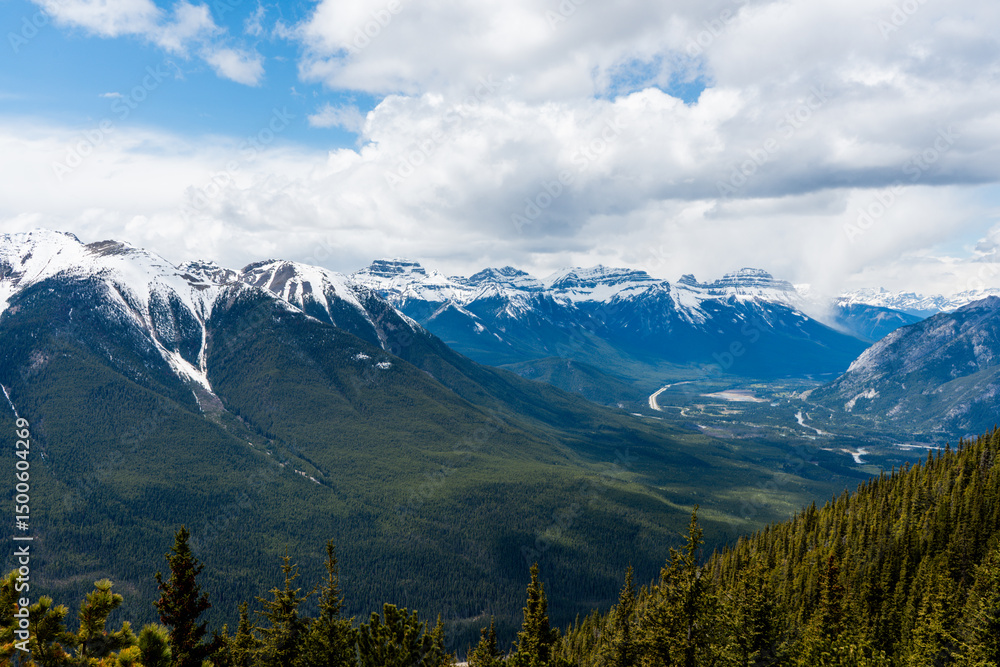Obraz premium A panoramic view of the snow-capped Rocky Mountains