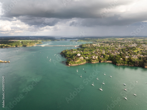 Konstfotografi vue aerienne du littoral de Bretagne avec bateaux de plaisance, côte et pont sous un ciel nuageux, l'estuaire de La Rance en Ille et Vilaine entre Dinard et Saint Malo, pointe de la Vicomté