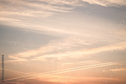 夕焼けと2本の飛行機雲