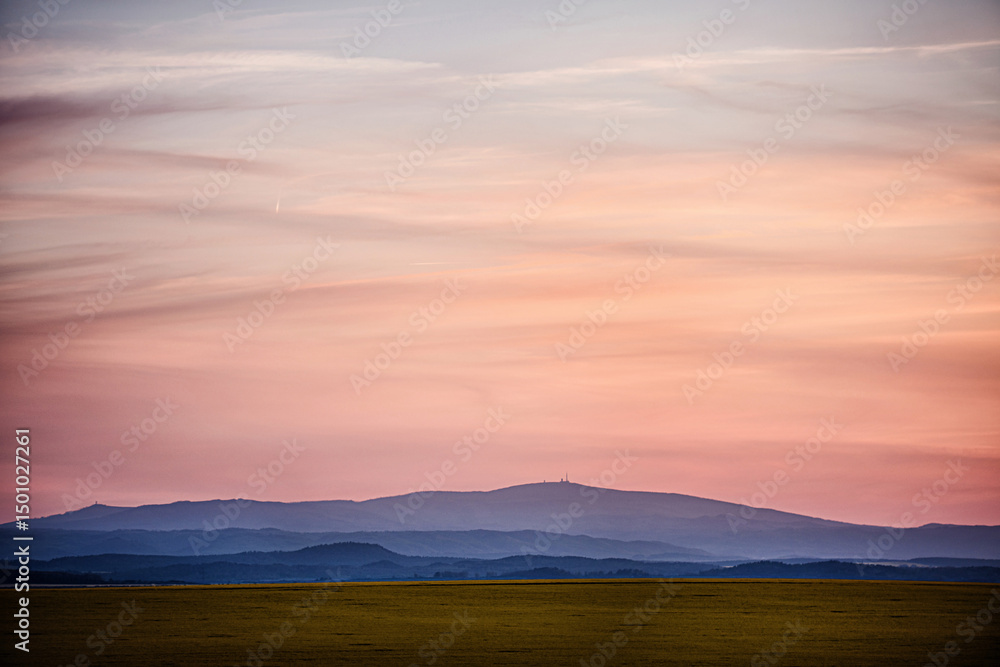 Obraz premium Dramatic Sunset Over Layered Mountain Landscape