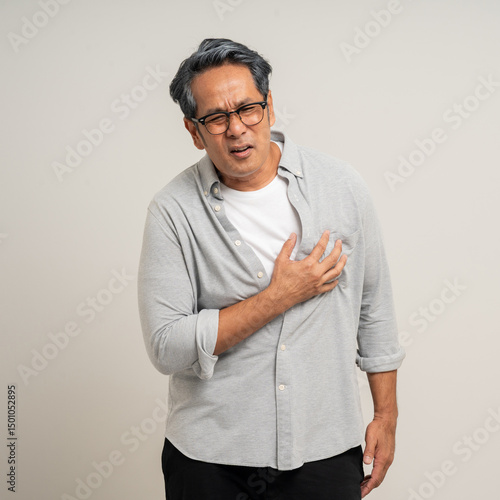 Papier peint Old man senior he felt a pain in his chest held his hand and squeezed it