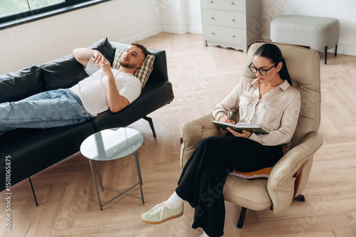 Papier peint Man is lying down at couch and talking, at psychologist appointment