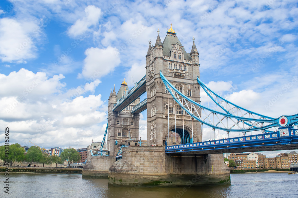 Obraz premium London drawbridge with towers against cloudy sky