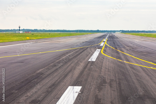 Canvas Print Empty runway, awaiting the next flight